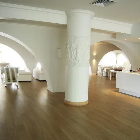 Golden Arches Hotel 3*