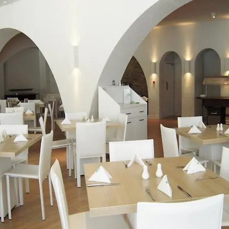 Golden Arches Hotel 3*