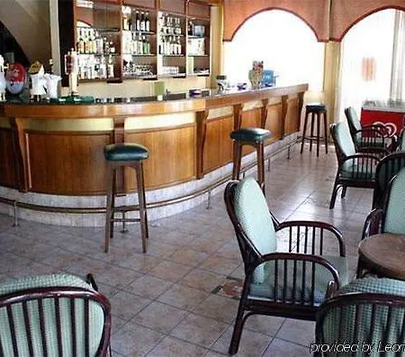 Golden Arches Hotel 3*